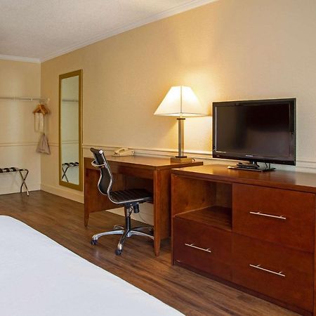 Econo Lodge Inn & Suites เคโลว์นา ภายนอก รูปภาพ