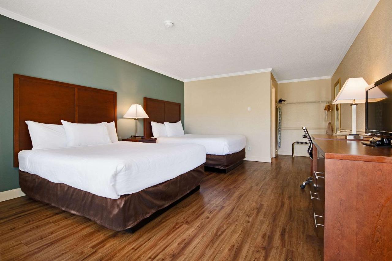 Econo Lodge Inn & Suites เคโลว์นา ภายนอก รูปภาพ