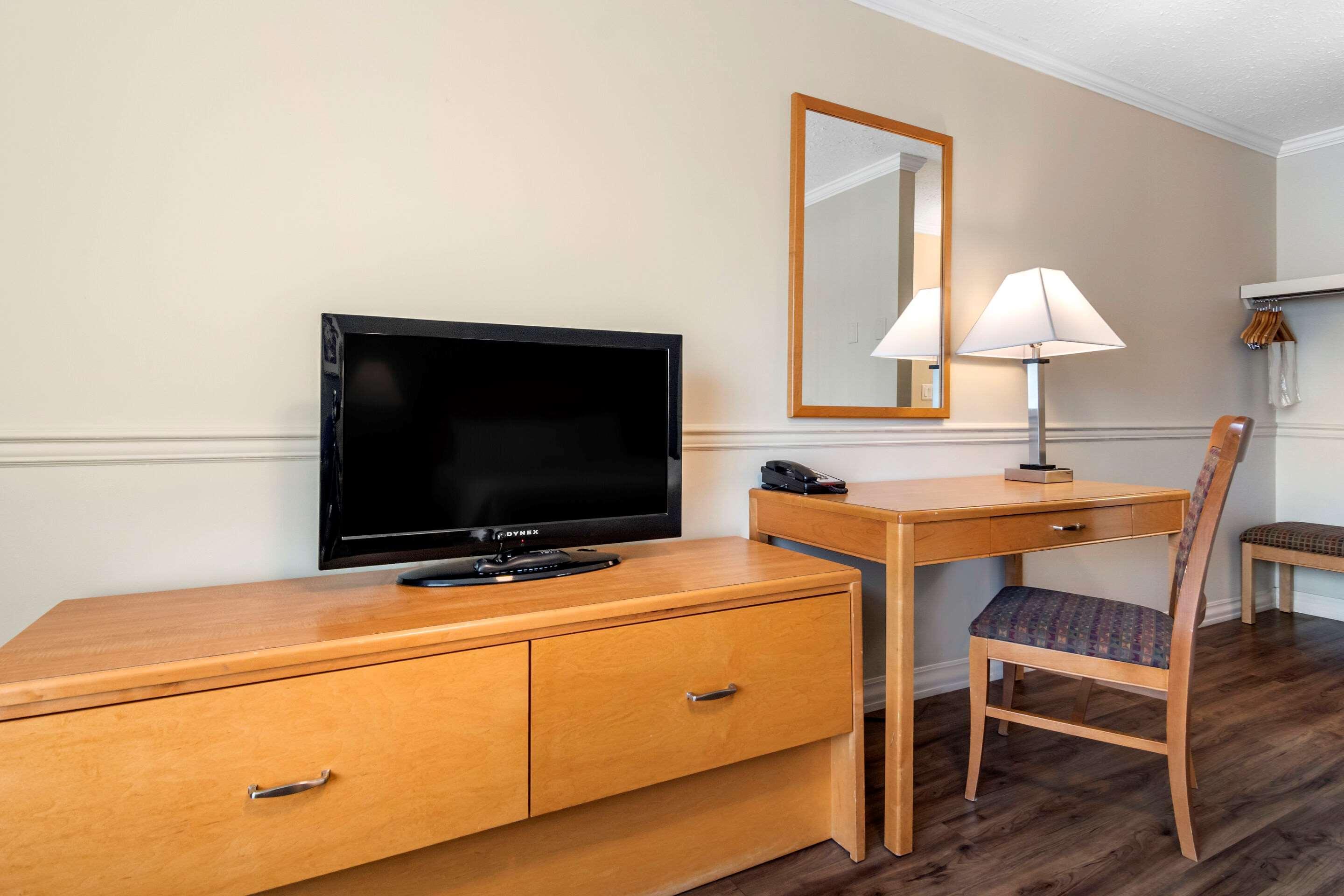 Econo Lodge Inn & Suites เคโลว์นา ภายนอก รูปภาพ