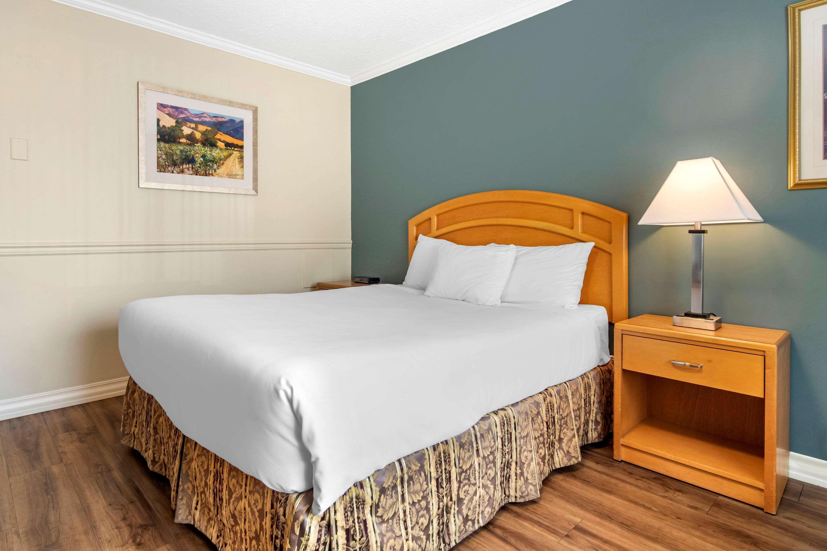 Econo Lodge Inn & Suites เคโลว์นา ภายนอก รูปภาพ