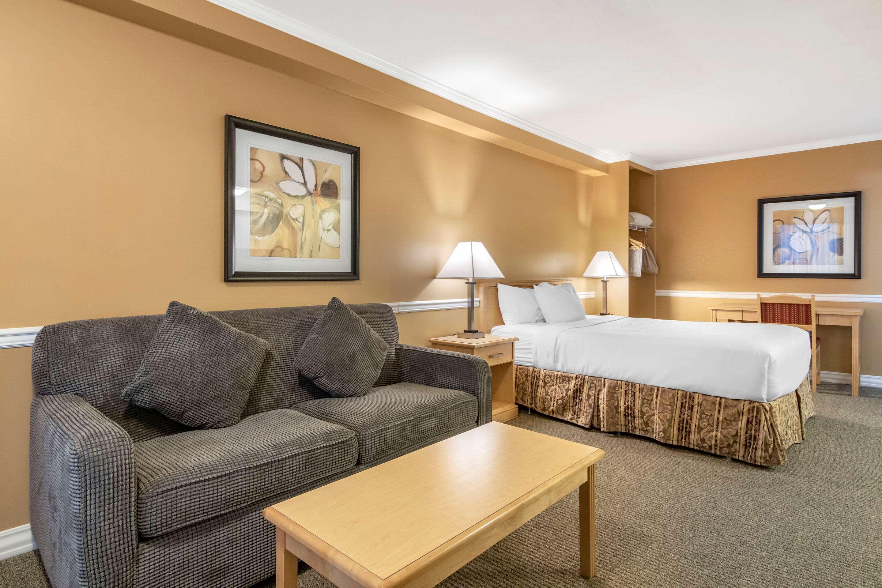 Econo Lodge Inn & Suites เคโลว์นา ภายนอก รูปภาพ