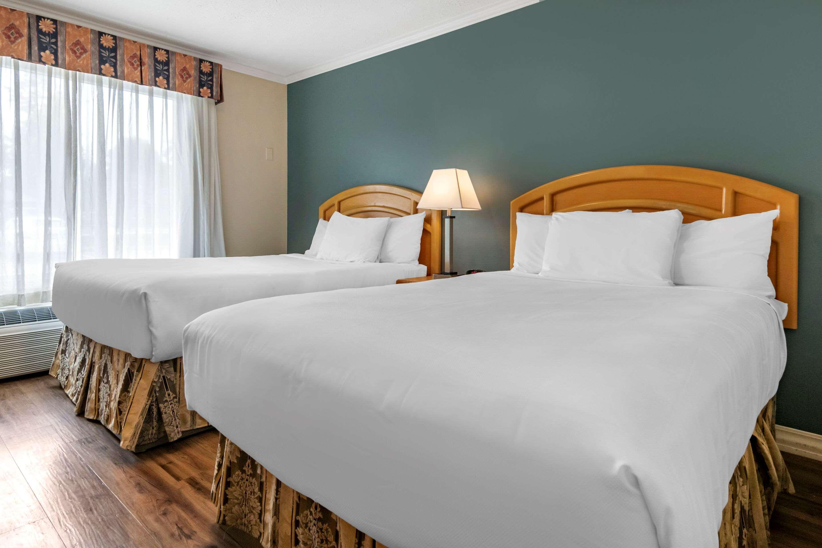 Econo Lodge Inn & Suites เคโลว์นา ภายนอก รูปภาพ