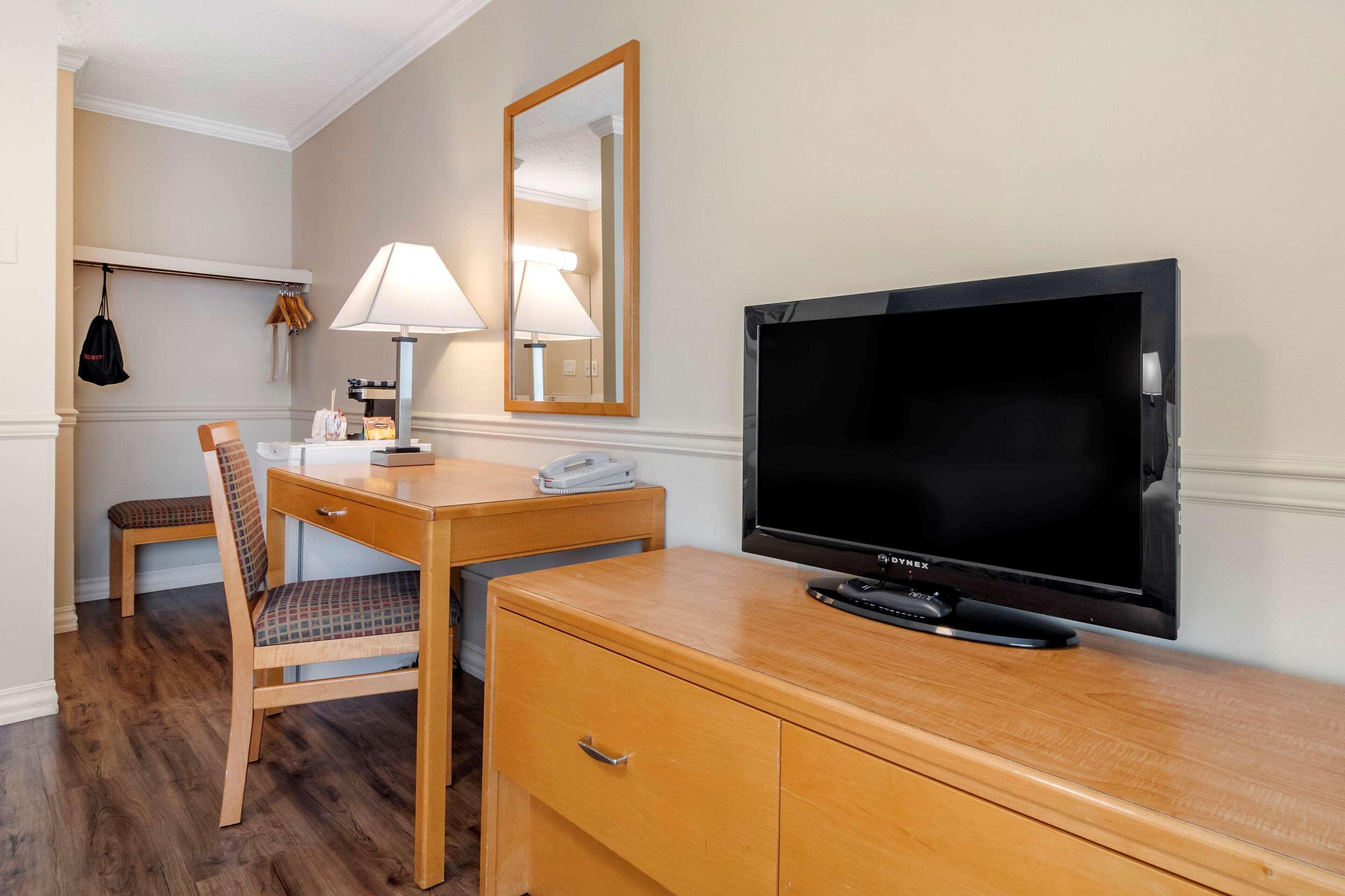 Econo Lodge Inn & Suites เคโลว์นา ภายนอก รูปภาพ