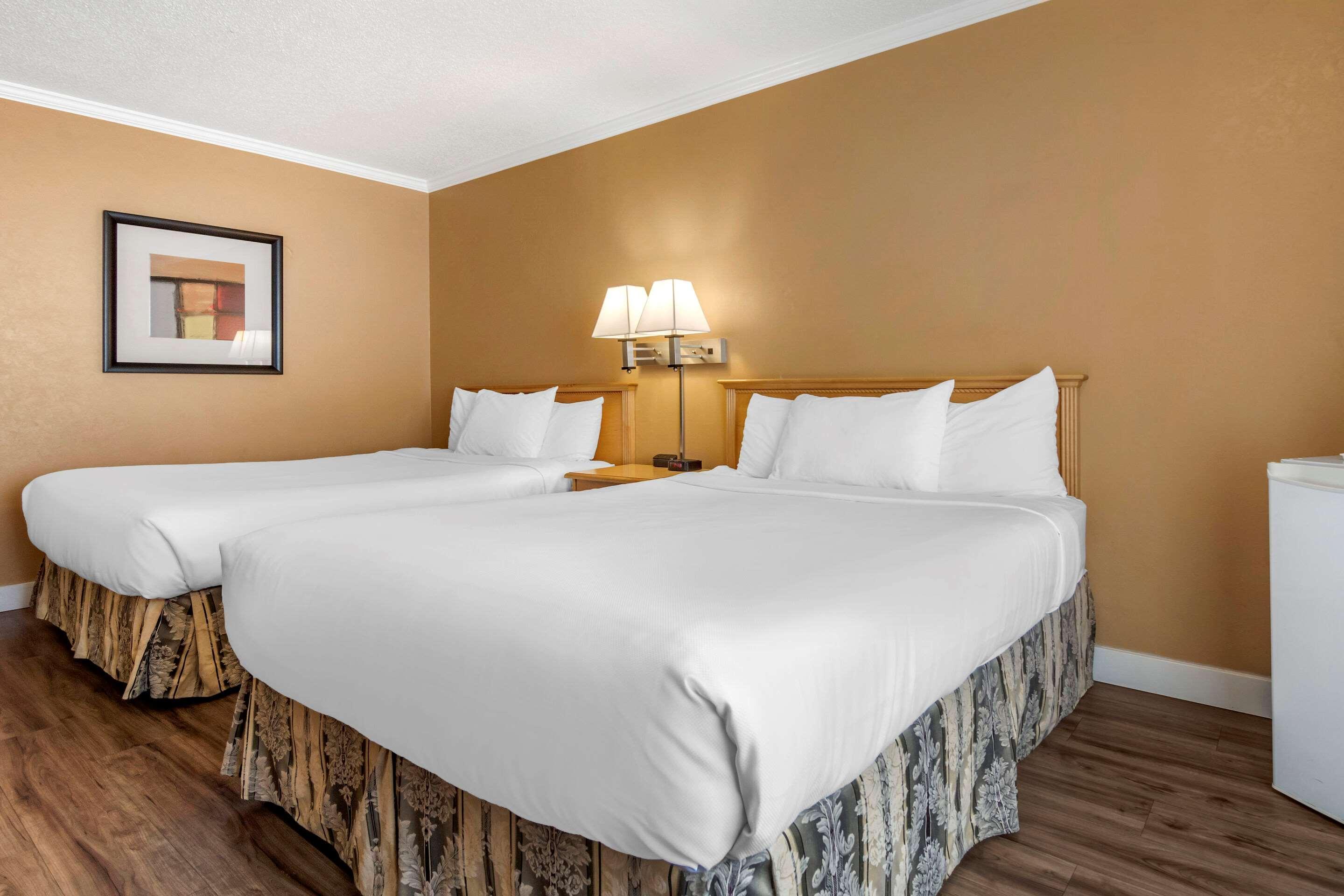 Econo Lodge Inn & Suites เคโลว์นา ภายนอก รูปภาพ