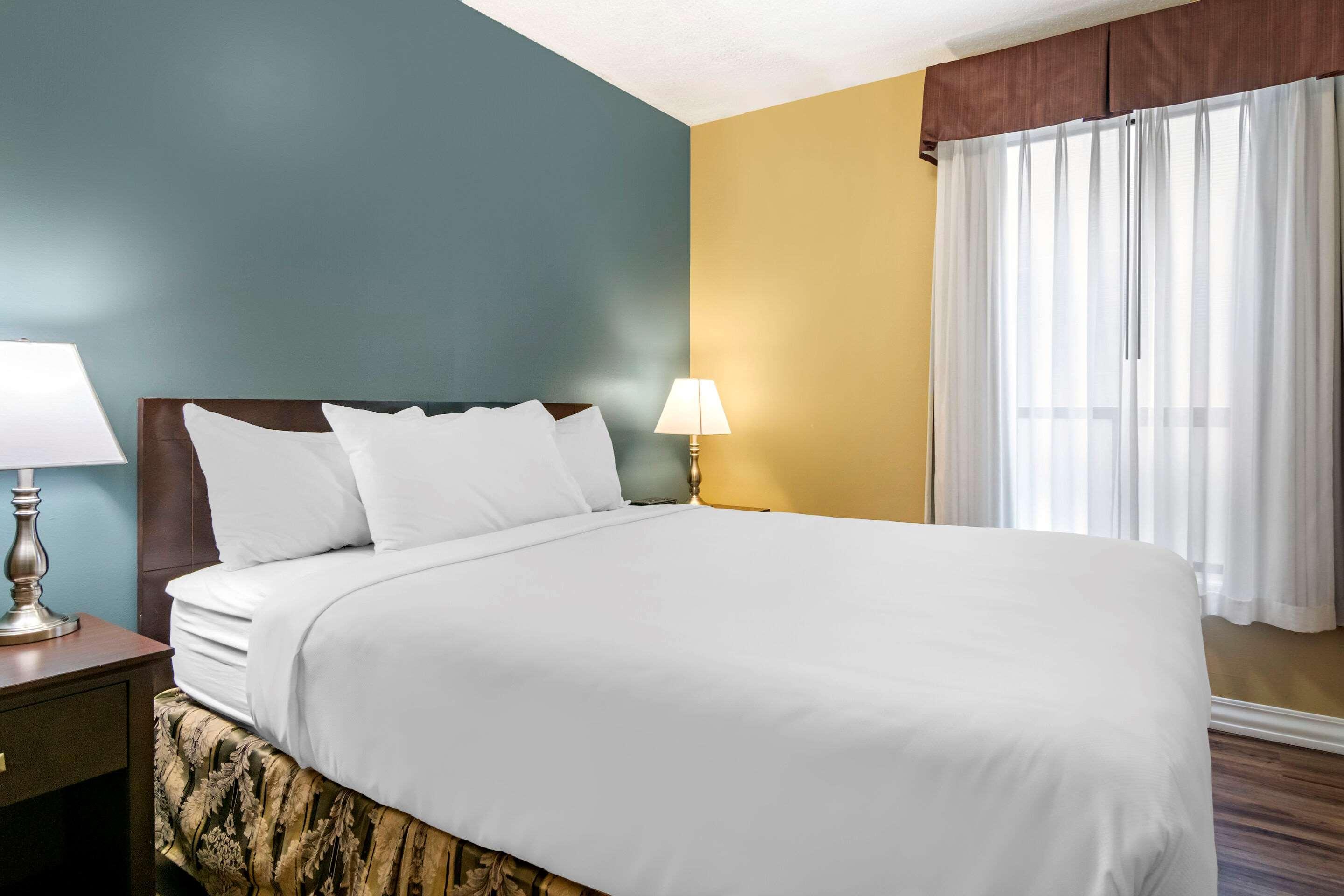 Econo Lodge Inn & Suites เคโลว์นา ภายนอก รูปภาพ