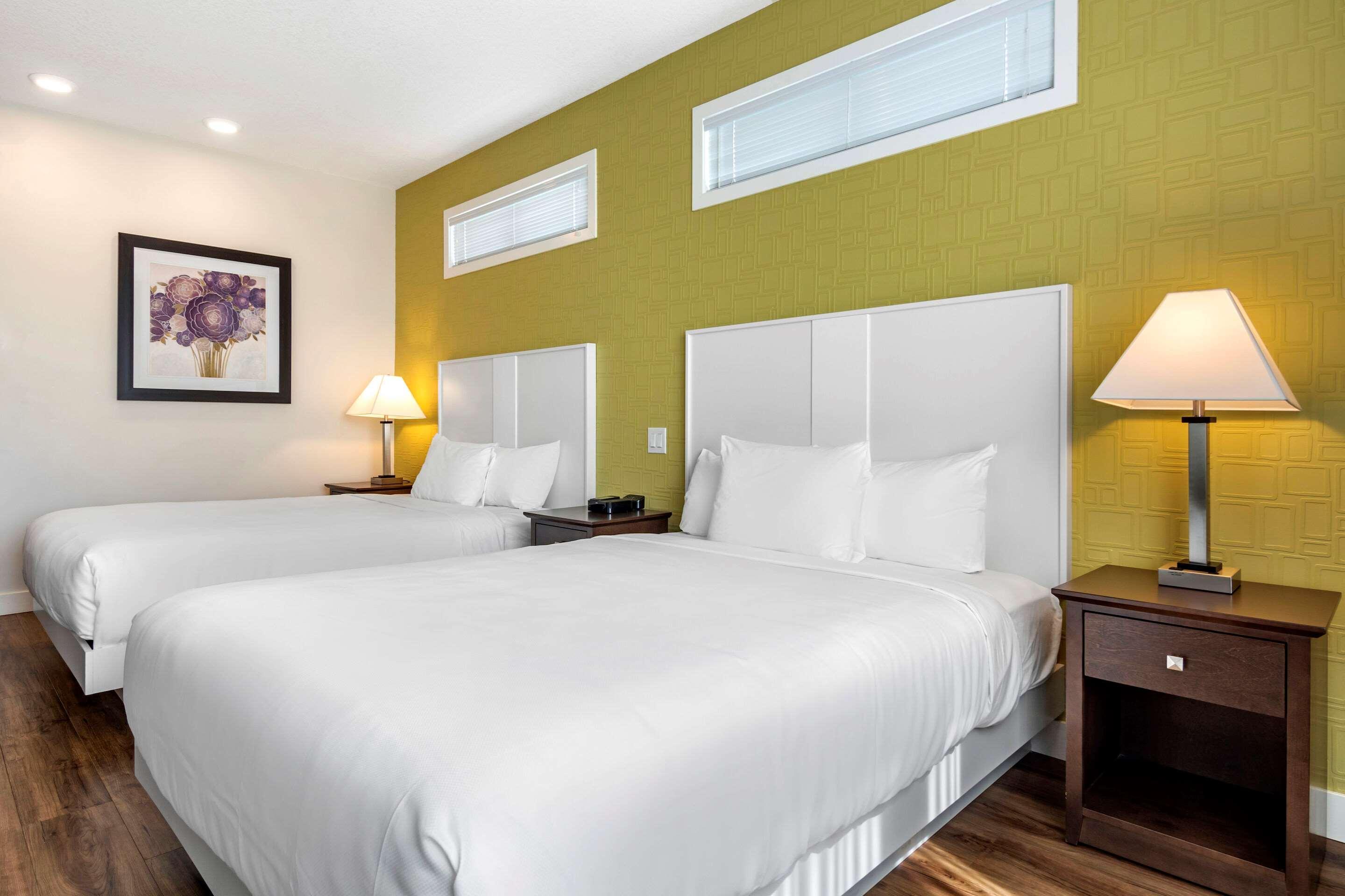 Econo Lodge Inn & Suites เคโลว์นา ภายนอก รูปภาพ