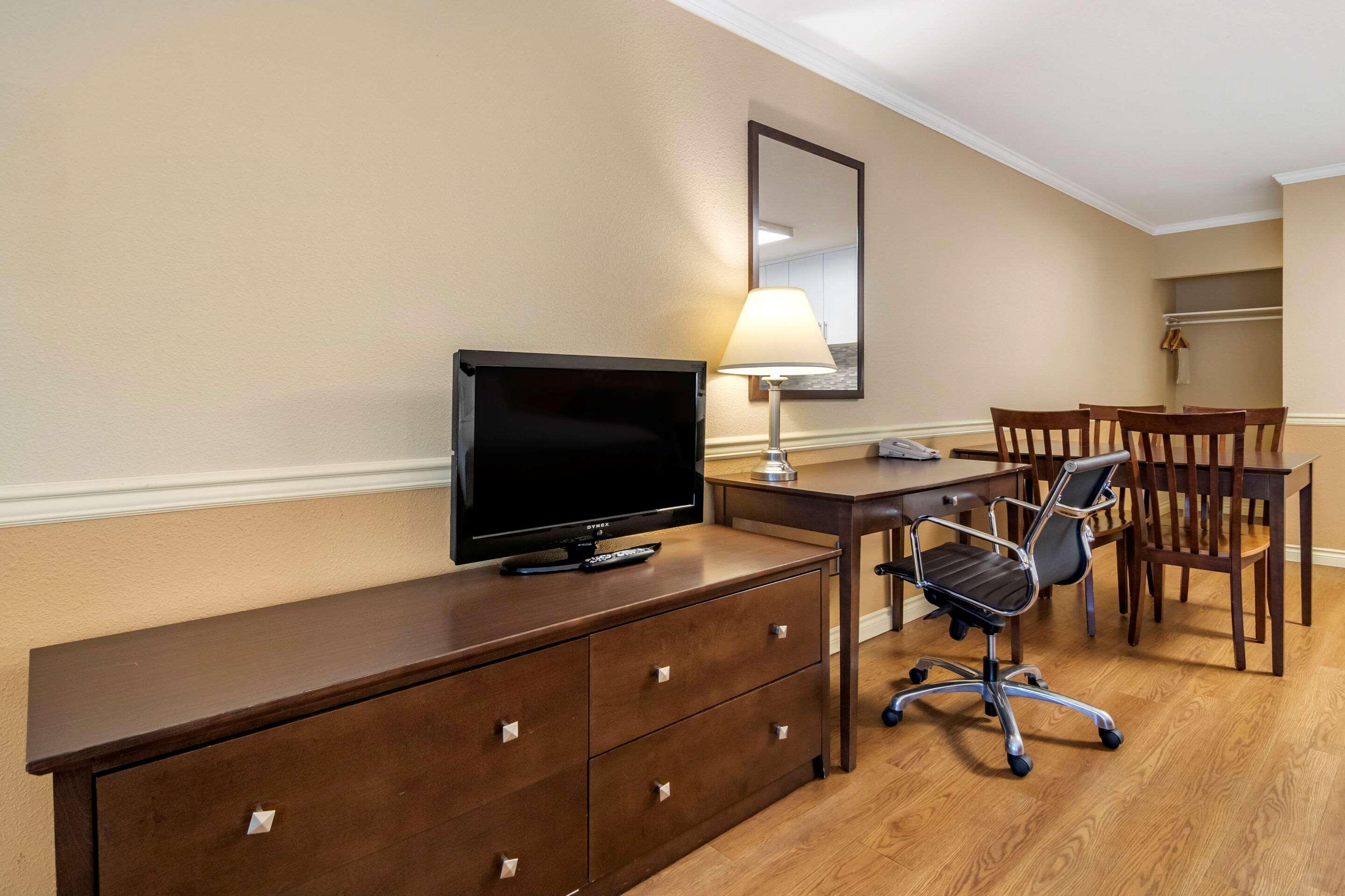 Econo Lodge Inn & Suites เคโลว์นา ภายนอก รูปภาพ