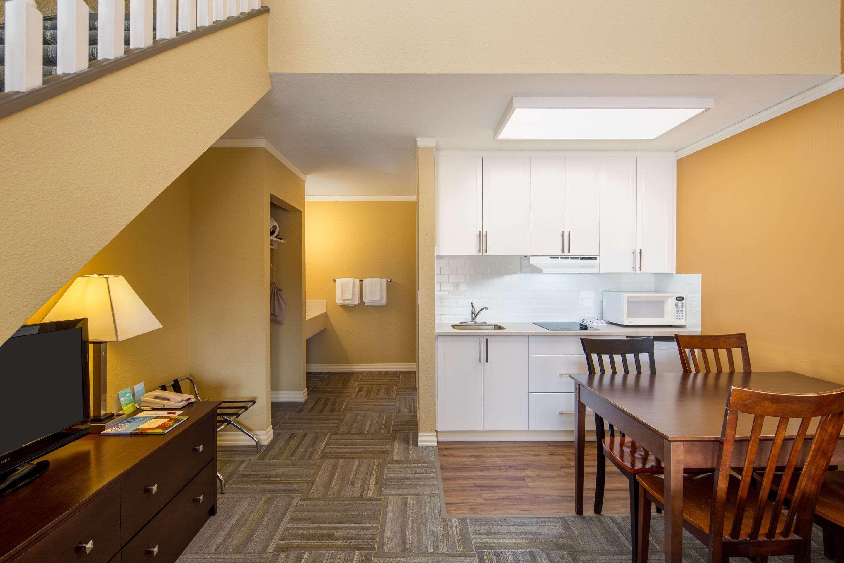 Econo Lodge Inn & Suites เคโลว์นา ภายนอก รูปภาพ