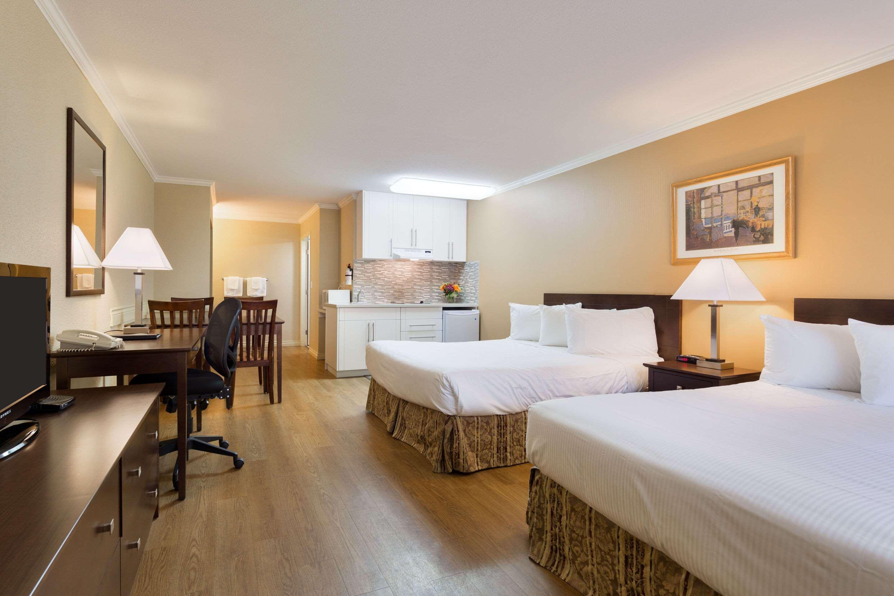 Econo Lodge Inn & Suites เคโลว์นา ภายนอก รูปภาพ