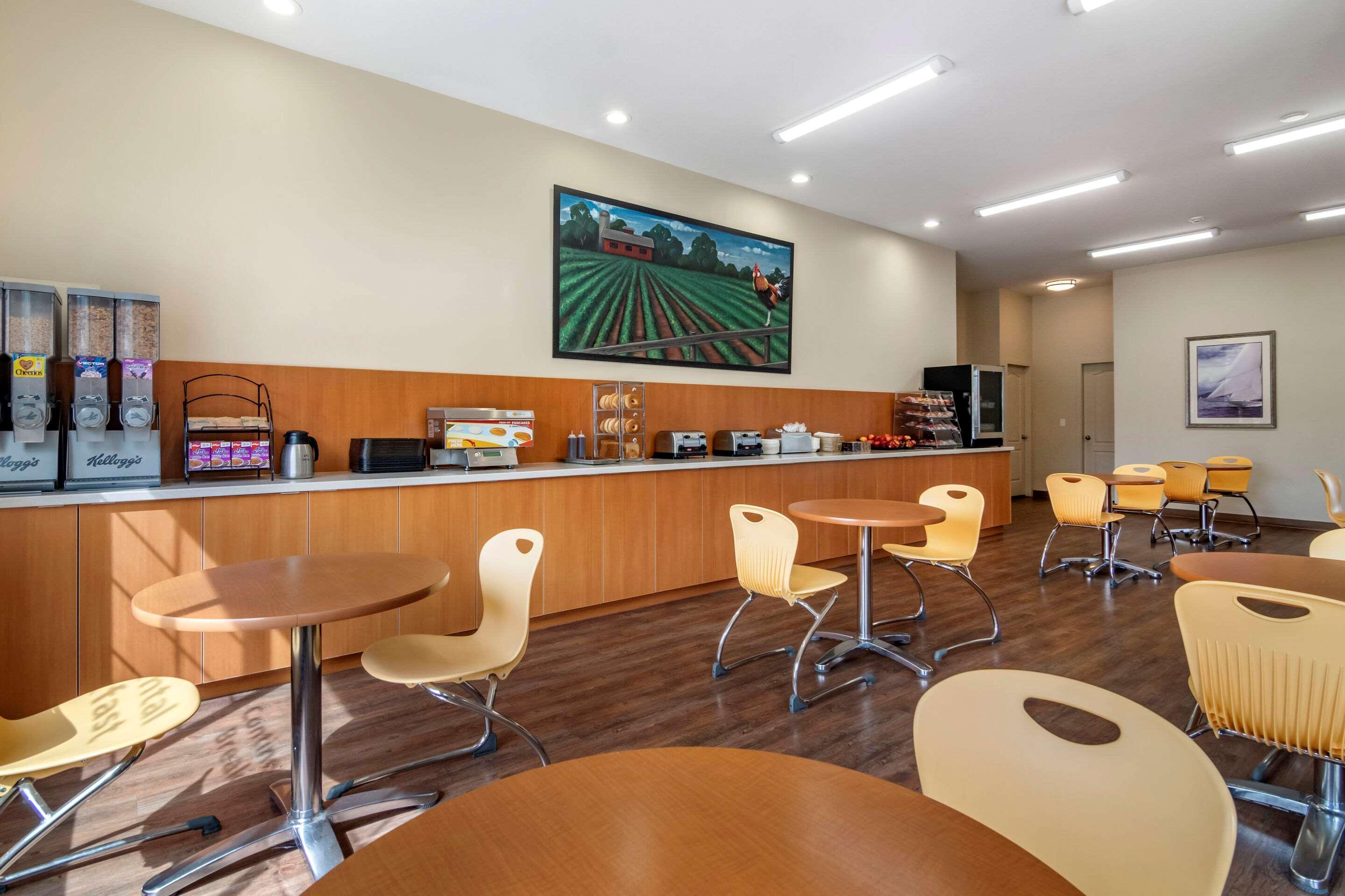 Econo Lodge Inn & Suites เคโลว์นา ภายนอก รูปภาพ