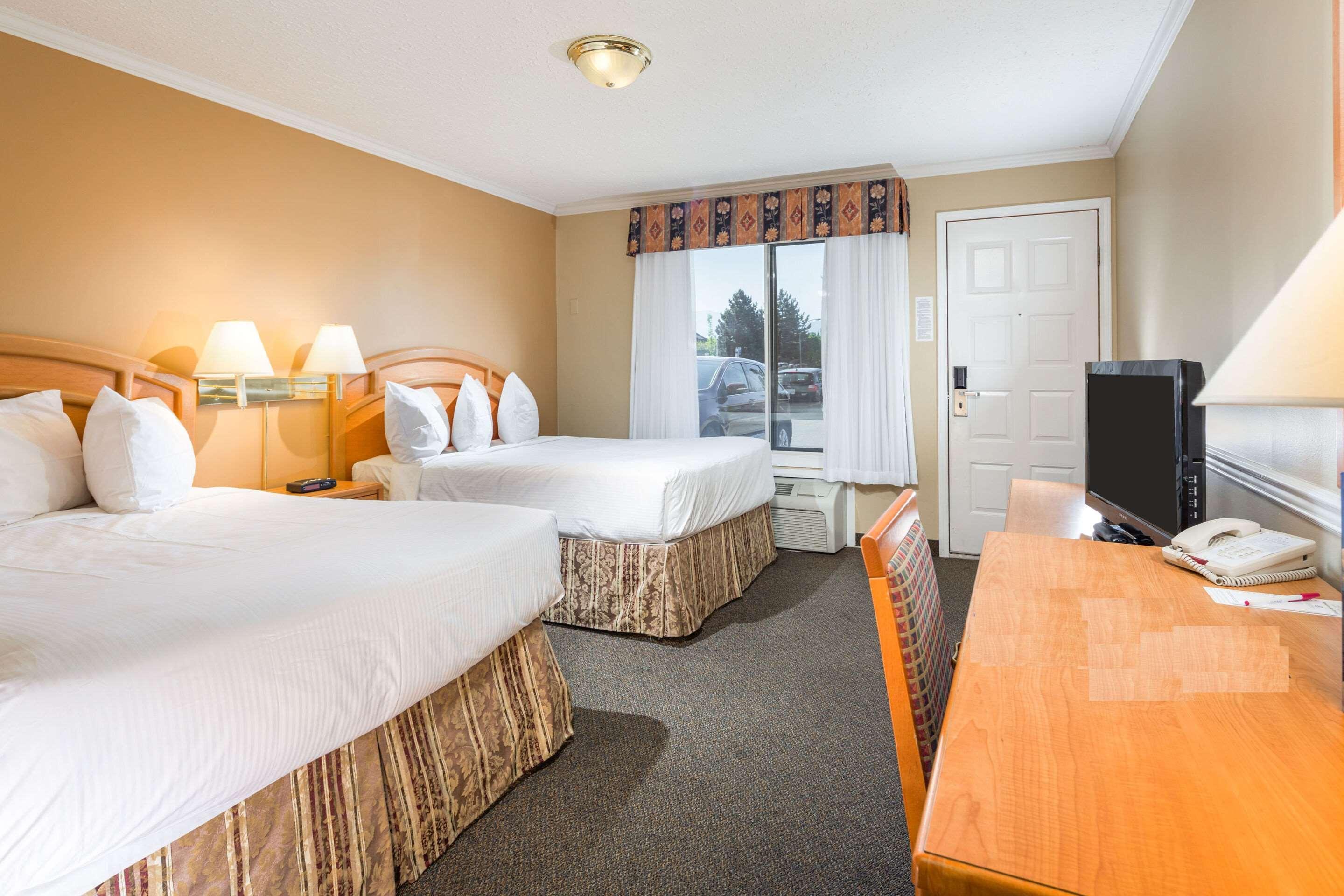 Econo Lodge Inn & Suites เคโลว์นา ภายนอก รูปภาพ