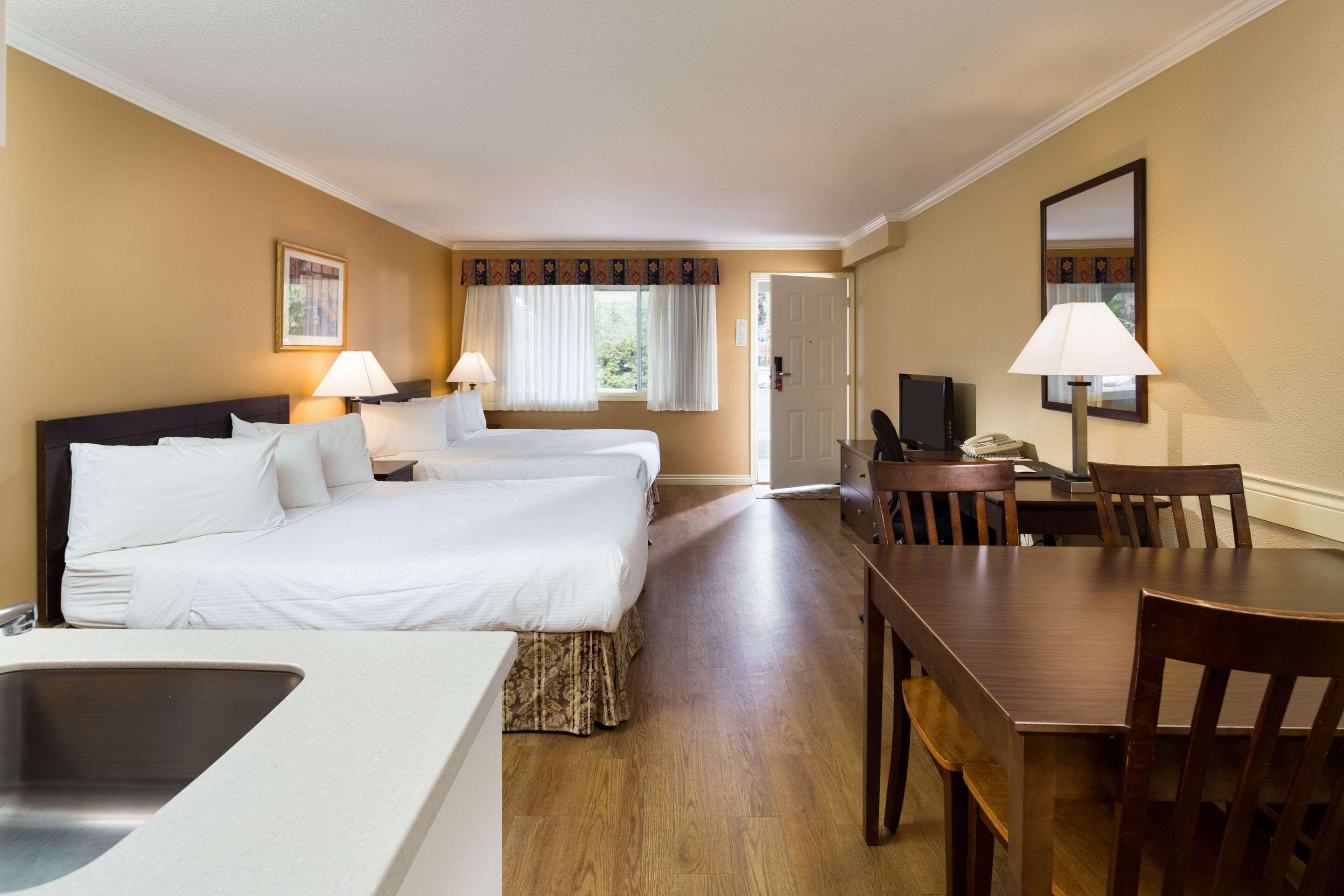 Econo Lodge Inn & Suites เคโลว์นา ภายนอก รูปภาพ