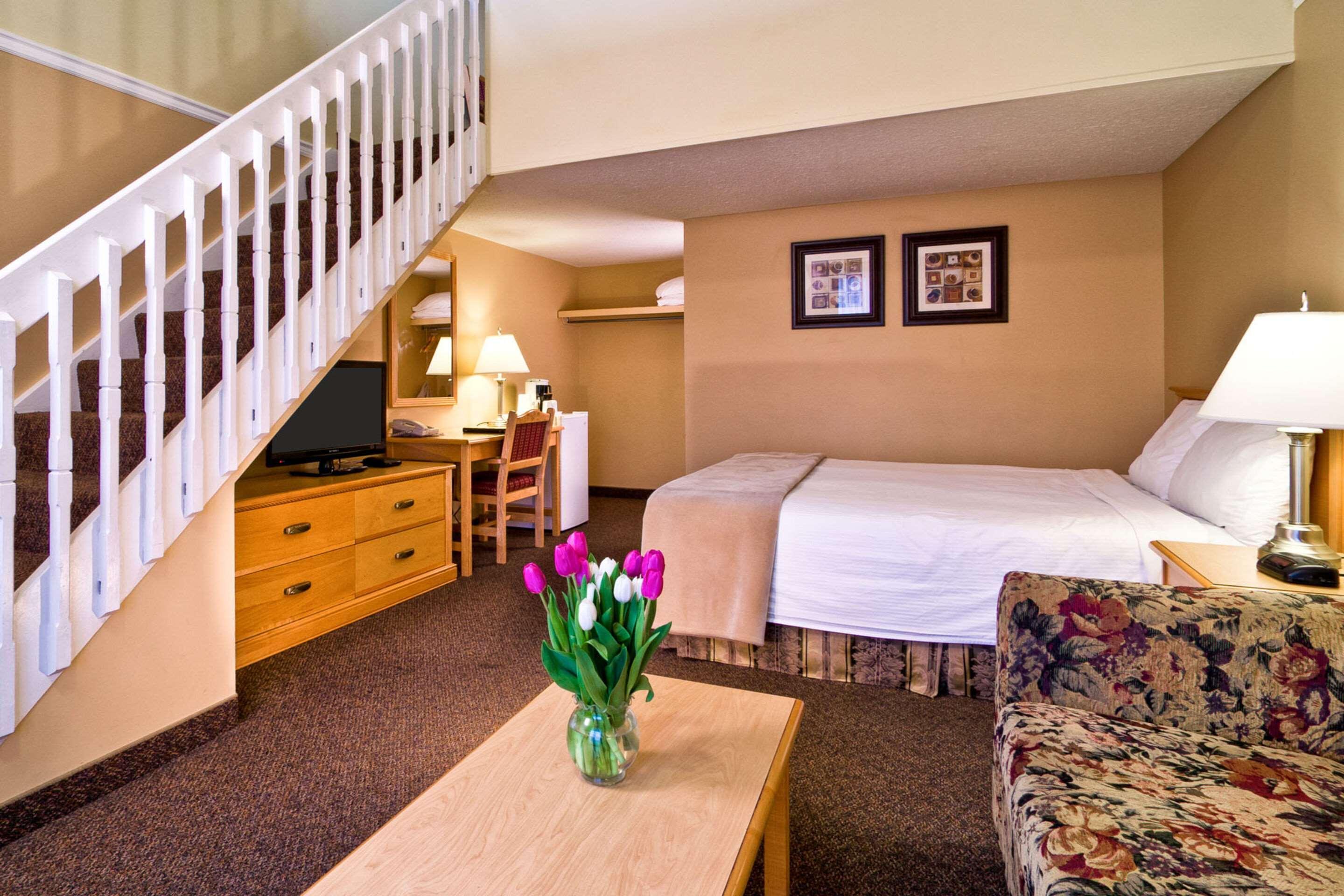 Econo Lodge Inn & Suites เคโลว์นา ภายนอก รูปภาพ