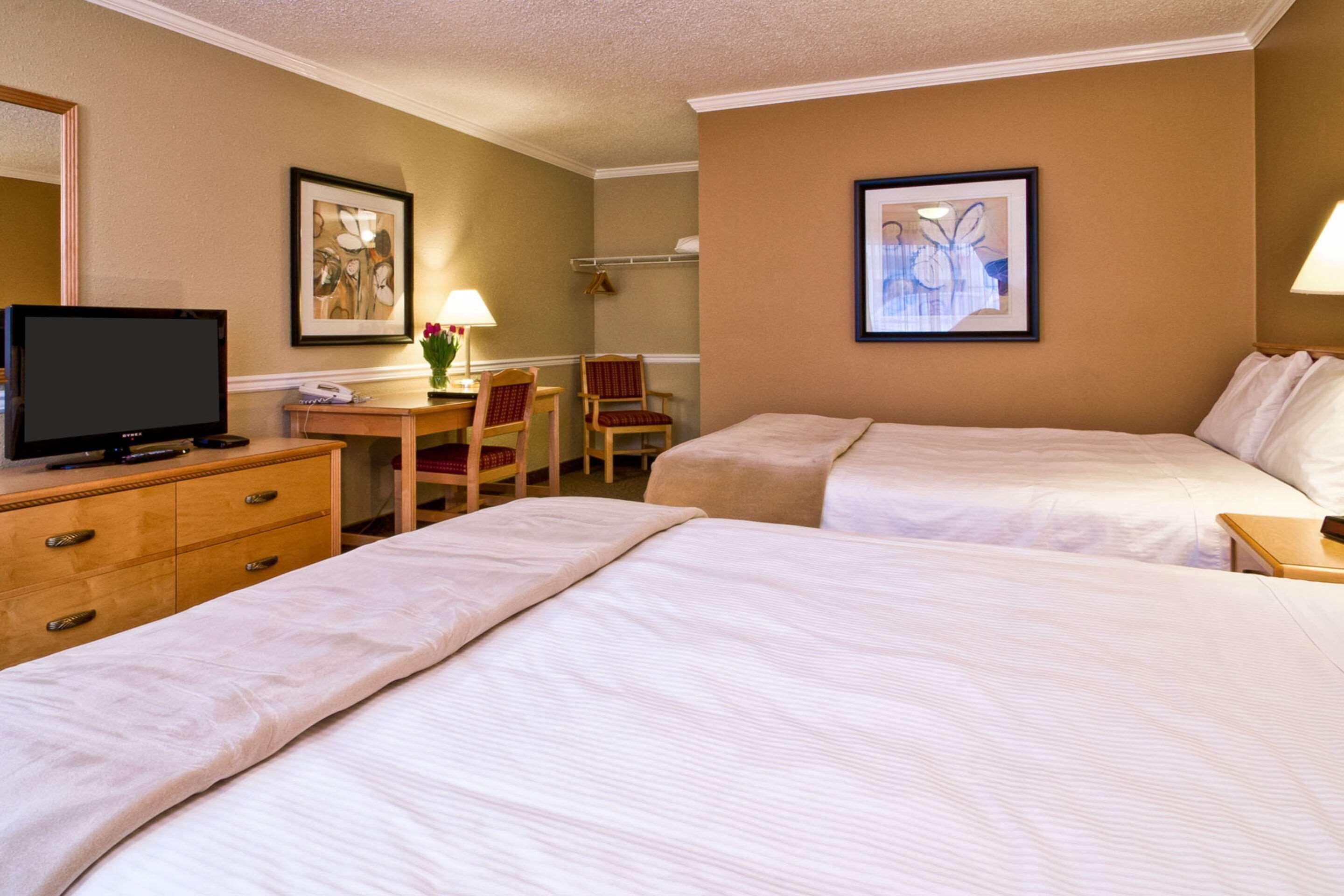 Econo Lodge Inn & Suites เคโลว์นา ภายนอก รูปภาพ