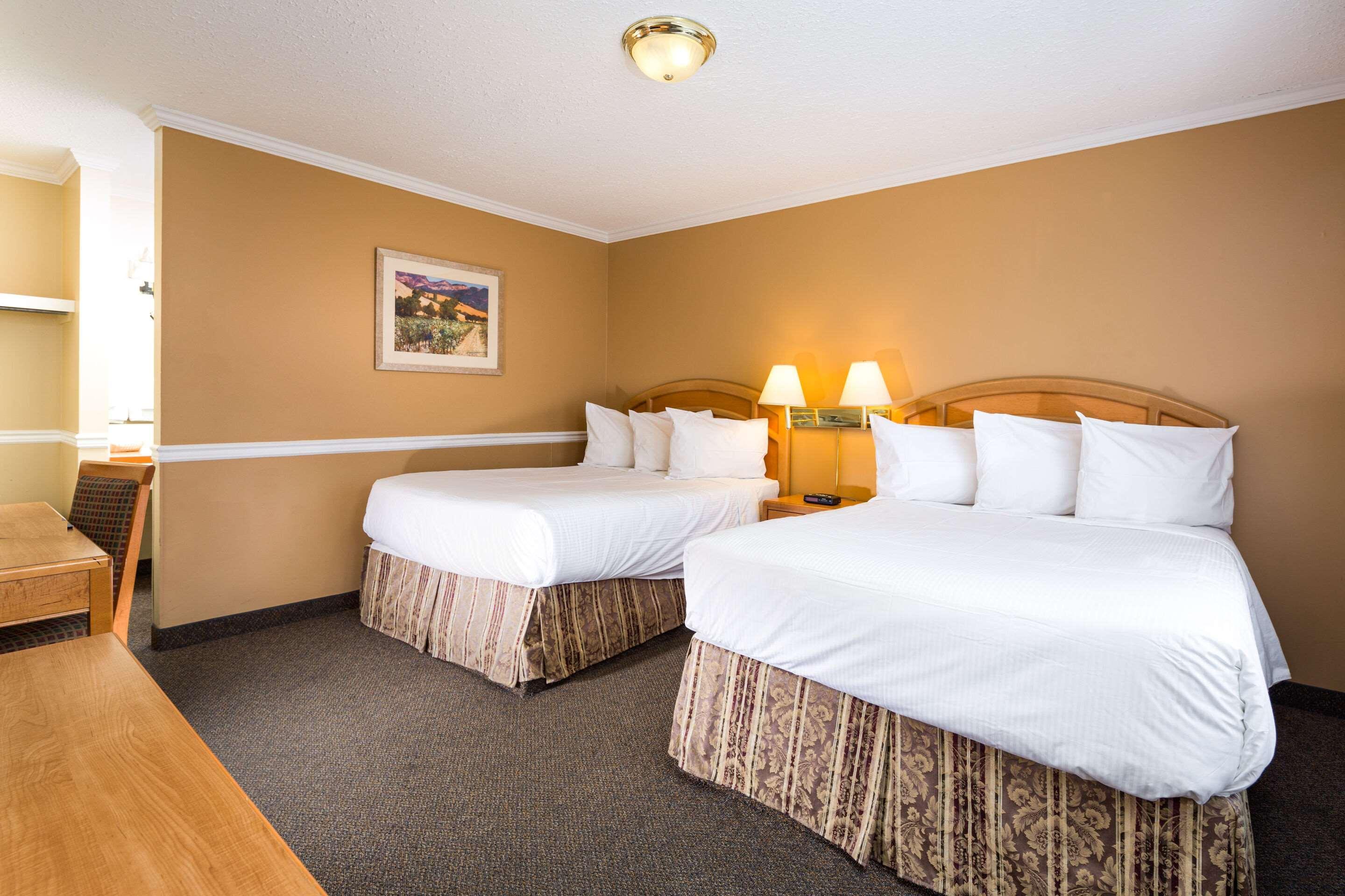 Econo Lodge Inn & Suites เคโลว์นา ภายนอก รูปภาพ