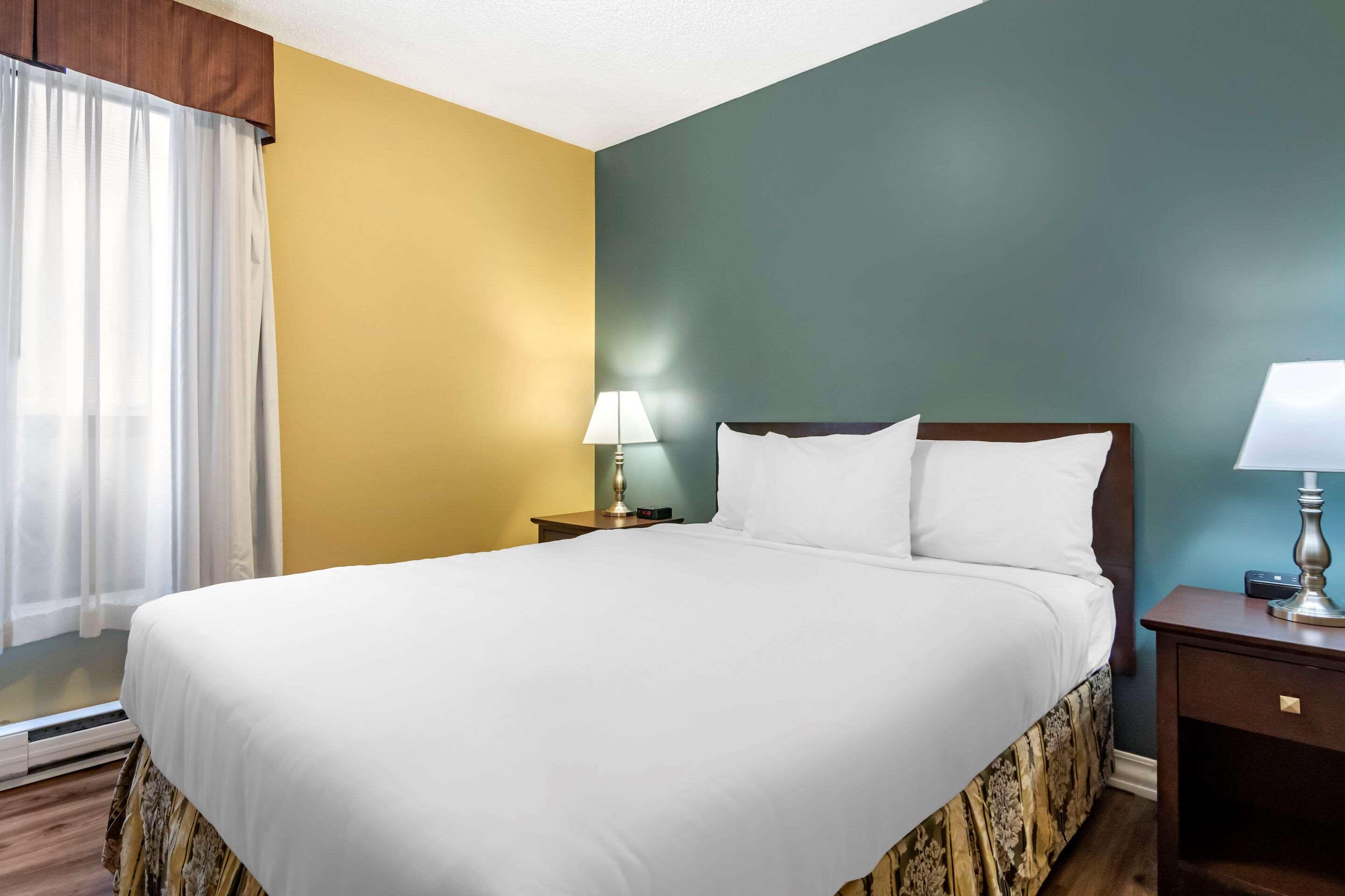 Econo Lodge Inn & Suites เคโลว์นา ภายนอก รูปภาพ