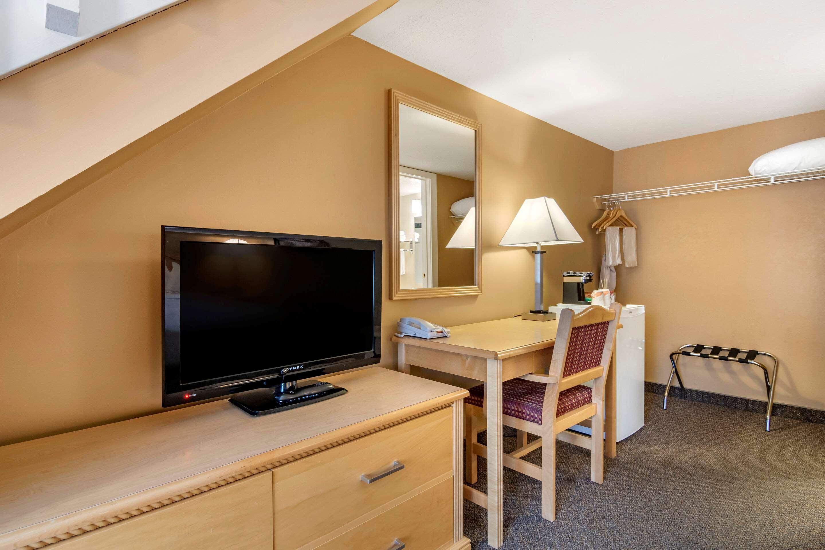 Econo Lodge Inn & Suites เคโลว์นา ภายนอก รูปภาพ