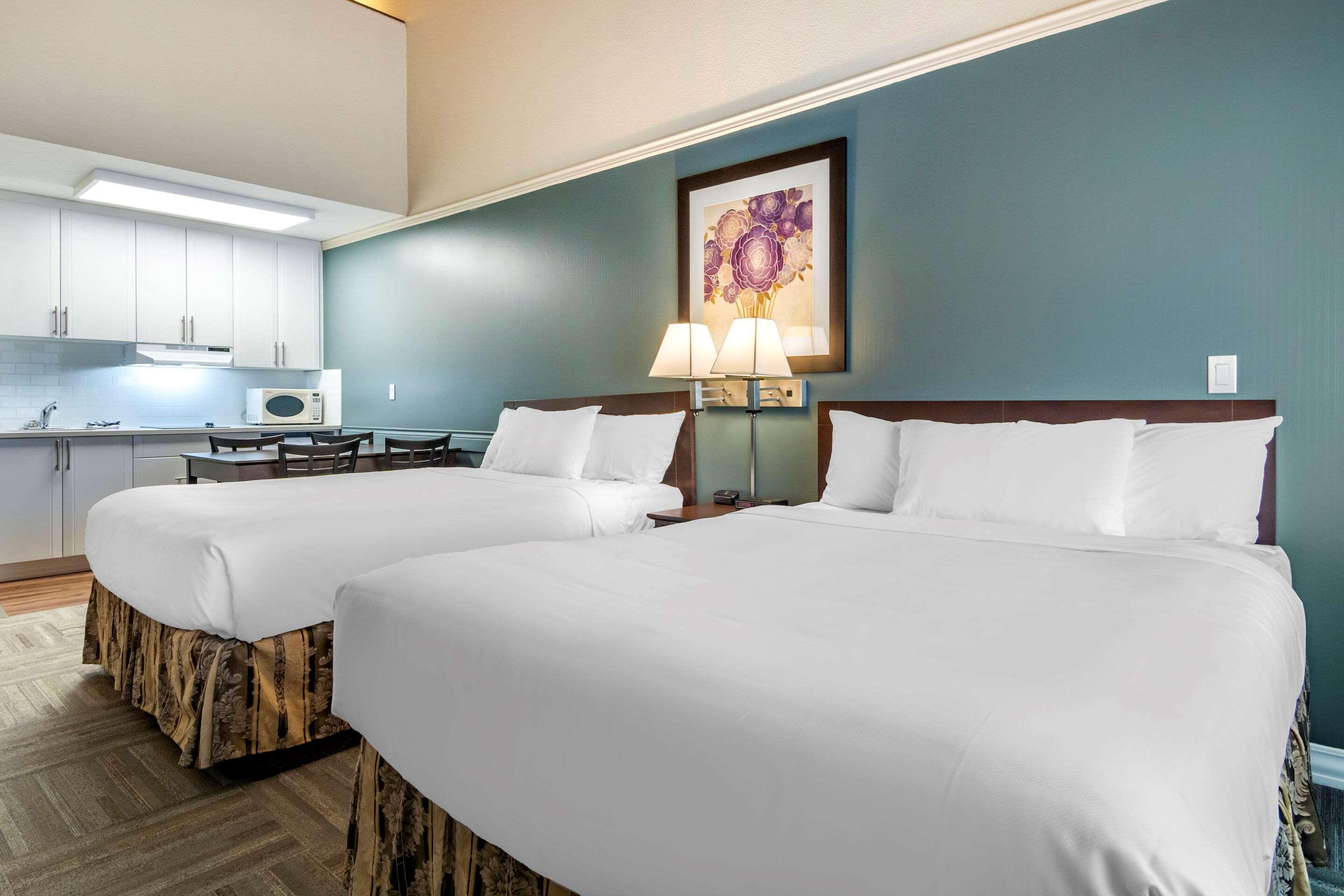 Econo Lodge Inn & Suites เคโลว์นา ภายนอก รูปภาพ