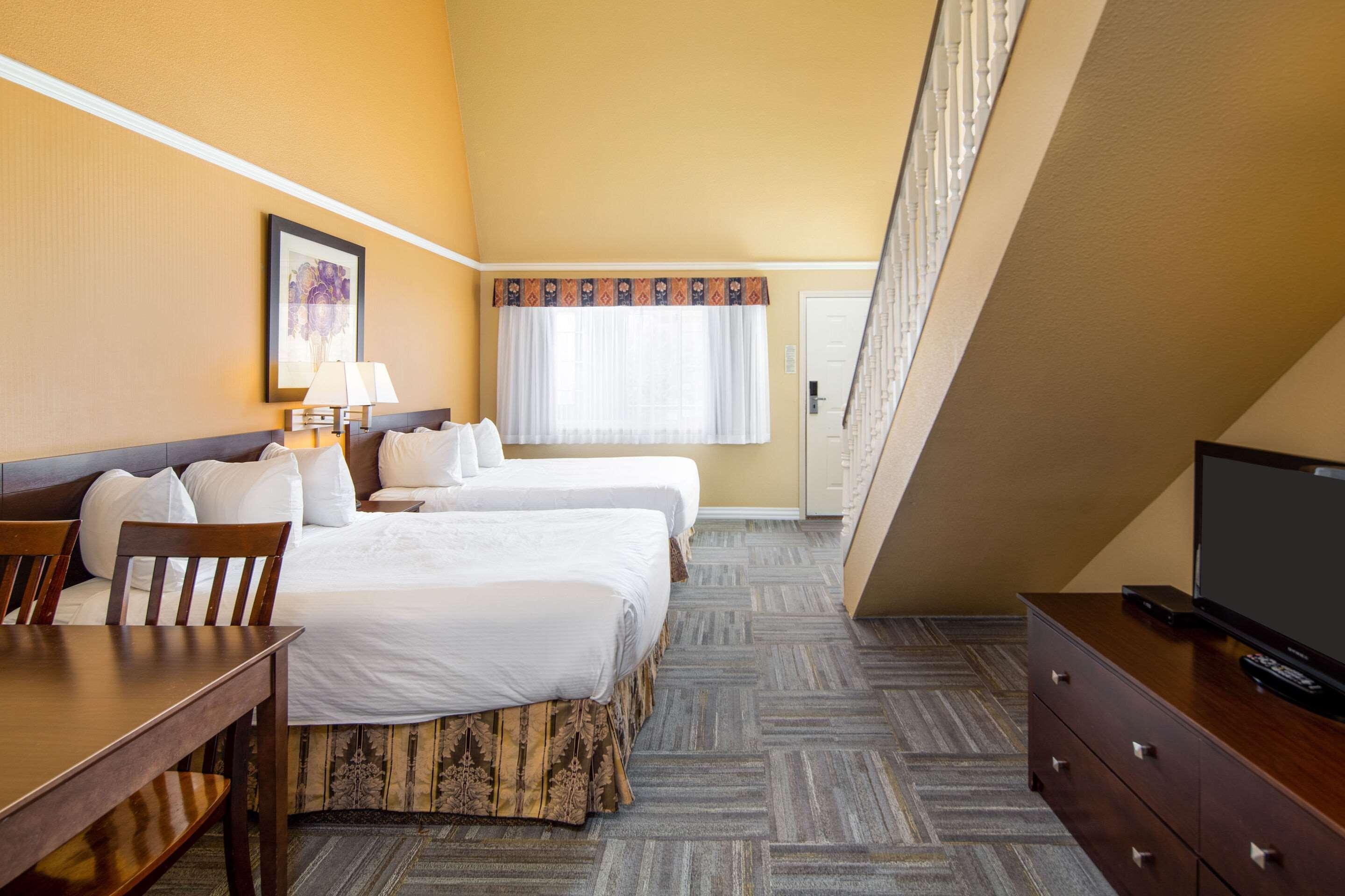 Econo Lodge Inn & Suites เคโลว์นา ภายนอก รูปภาพ