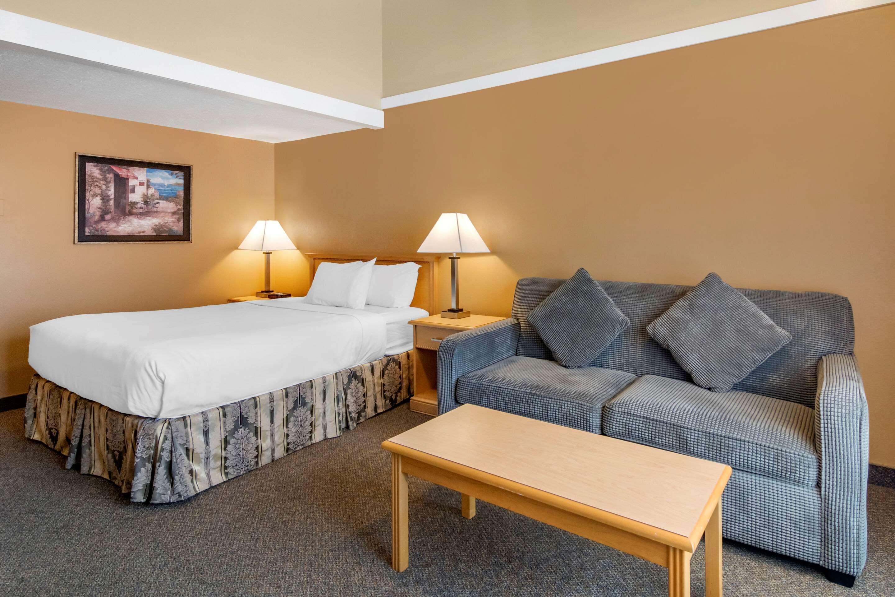 Econo Lodge Inn & Suites เคโลว์นา ภายนอก รูปภาพ