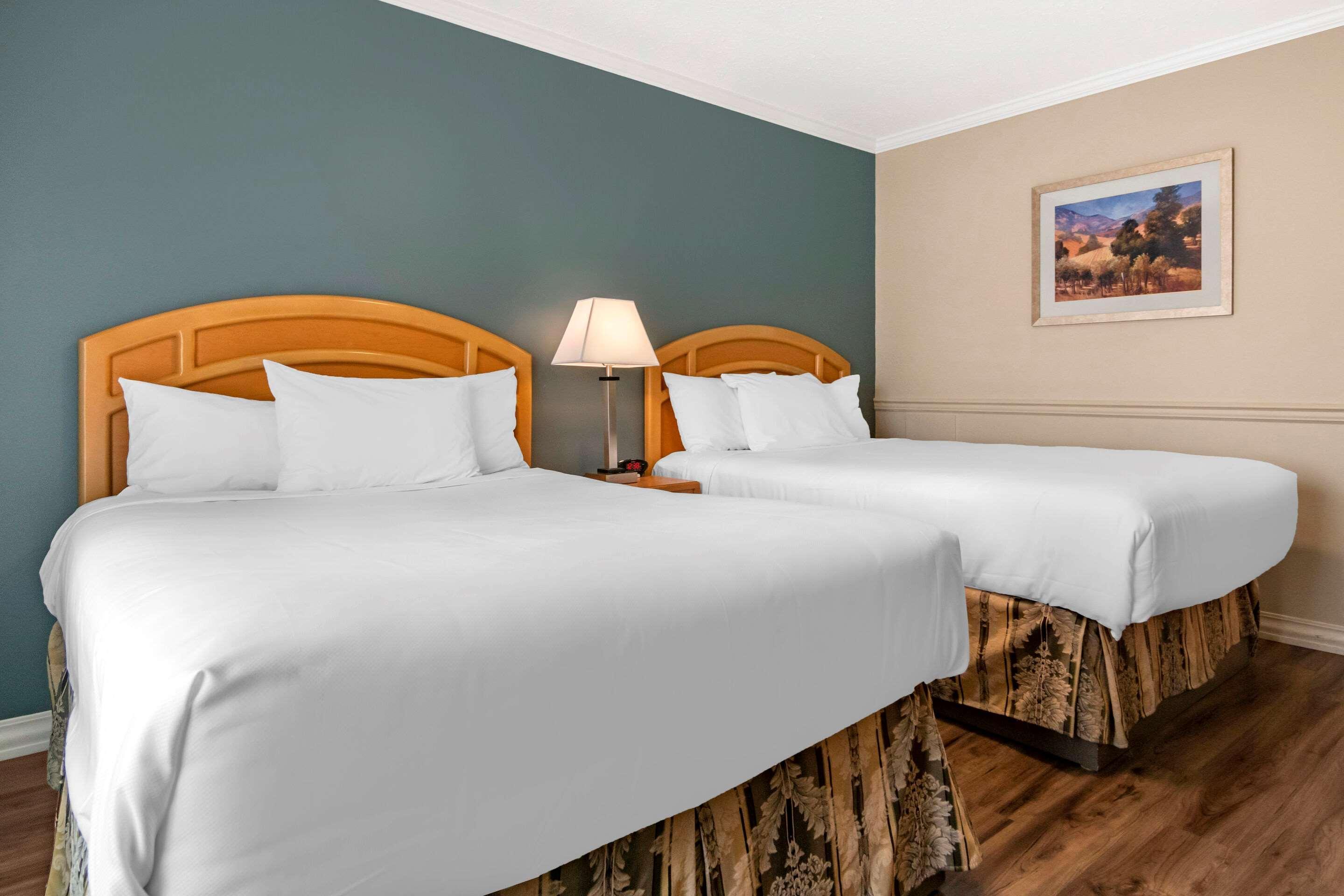 Econo Lodge Inn & Suites เคโลว์นา ภายนอก รูปภาพ