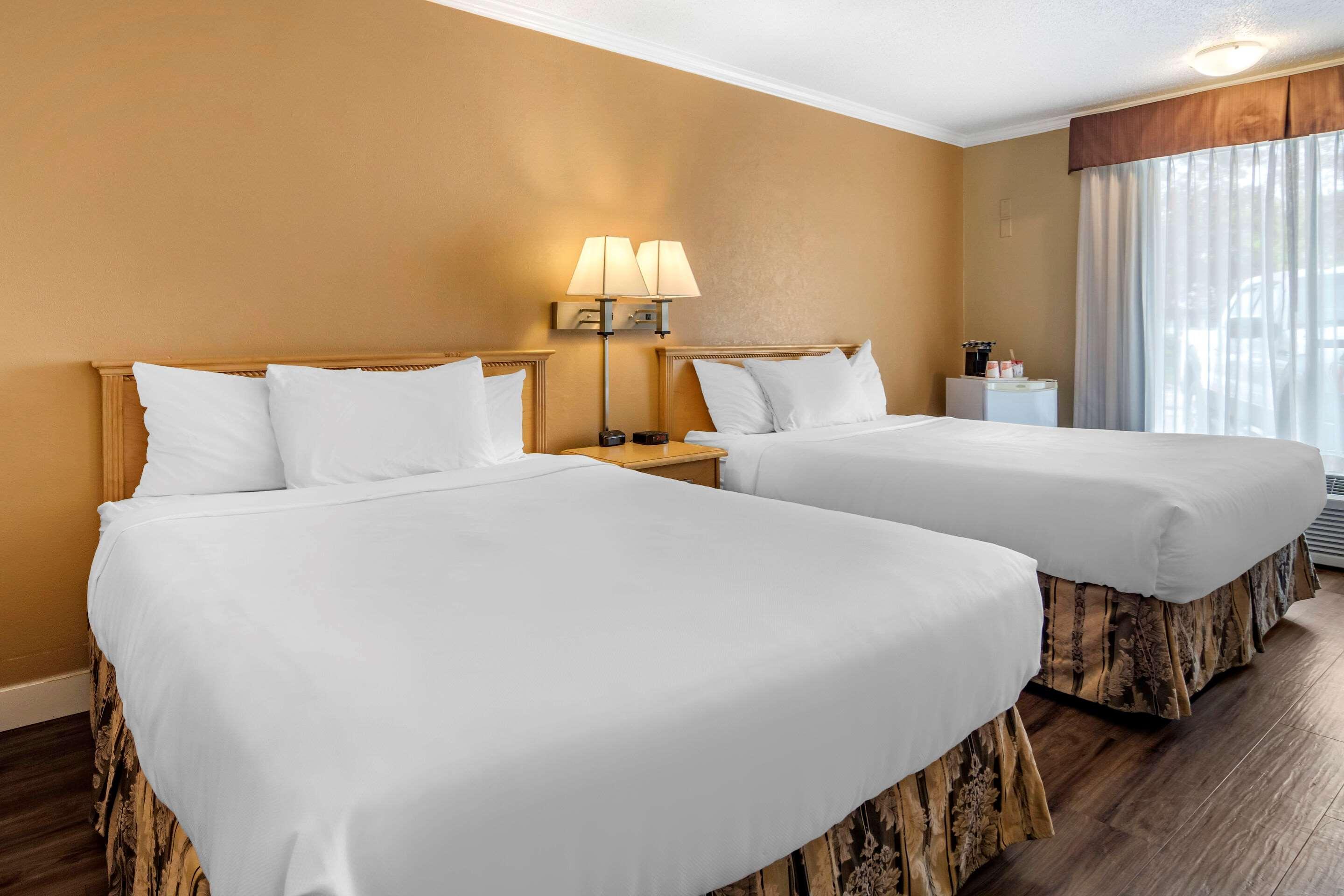 Econo Lodge Inn & Suites เคโลว์นา ภายนอก รูปภาพ