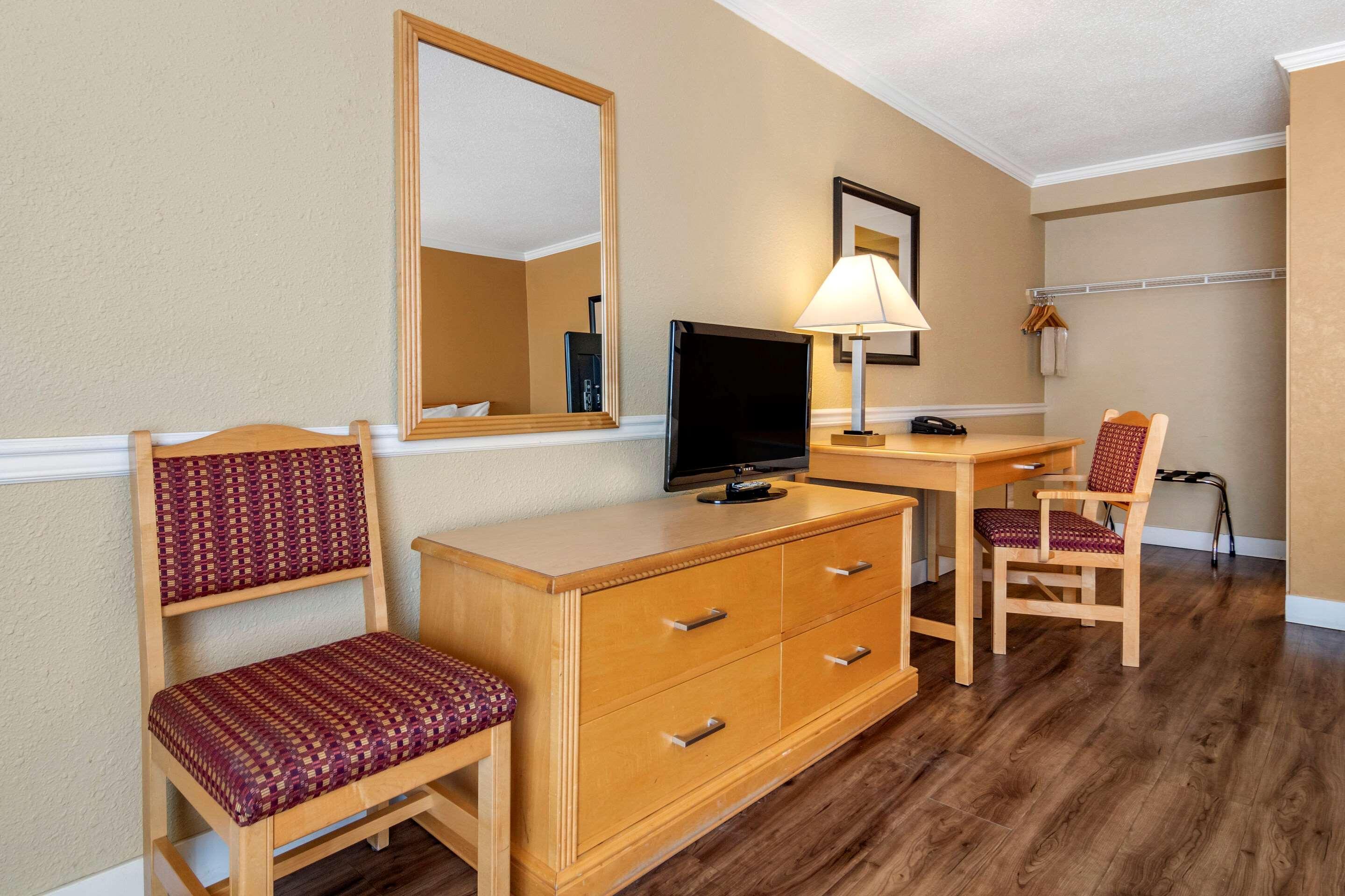 Econo Lodge Inn & Suites เคโลว์นา ภายนอก รูปภาพ